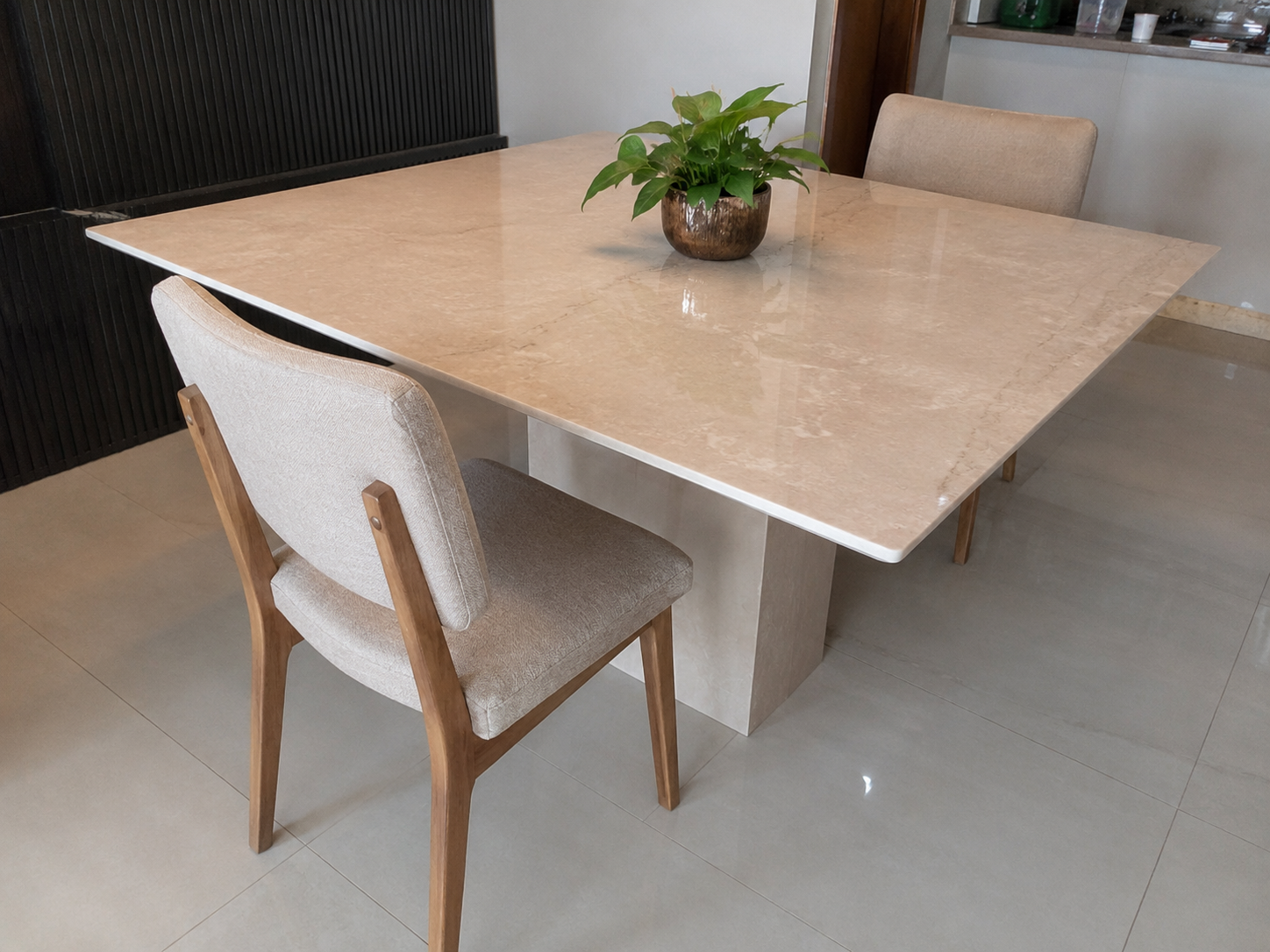 Mesa com tampo em pedra